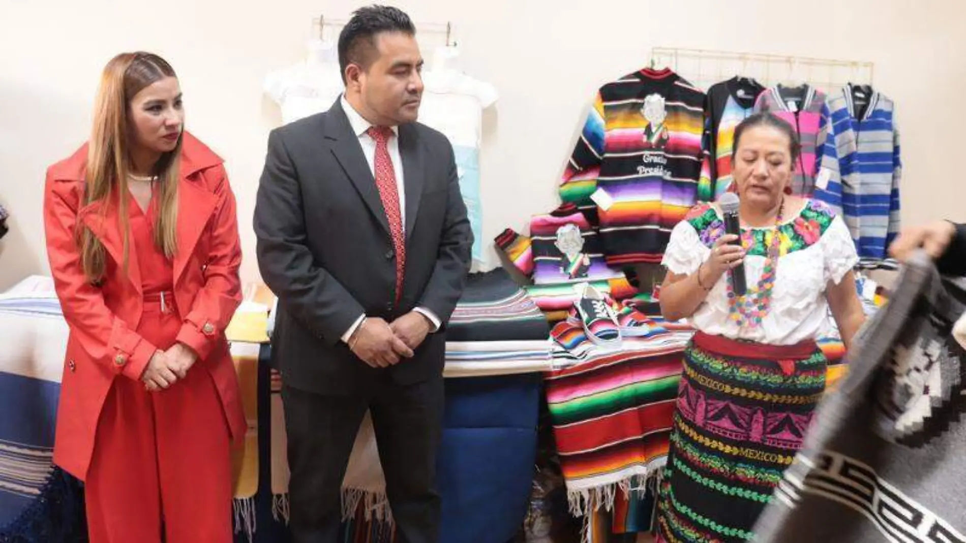 Artesanías textiles de Contla se exponen para su venta en Casa Tlaxcala de la Ciudad de México. CORTESÍA GOBIERNO MUNICIPAL DE CONTLA